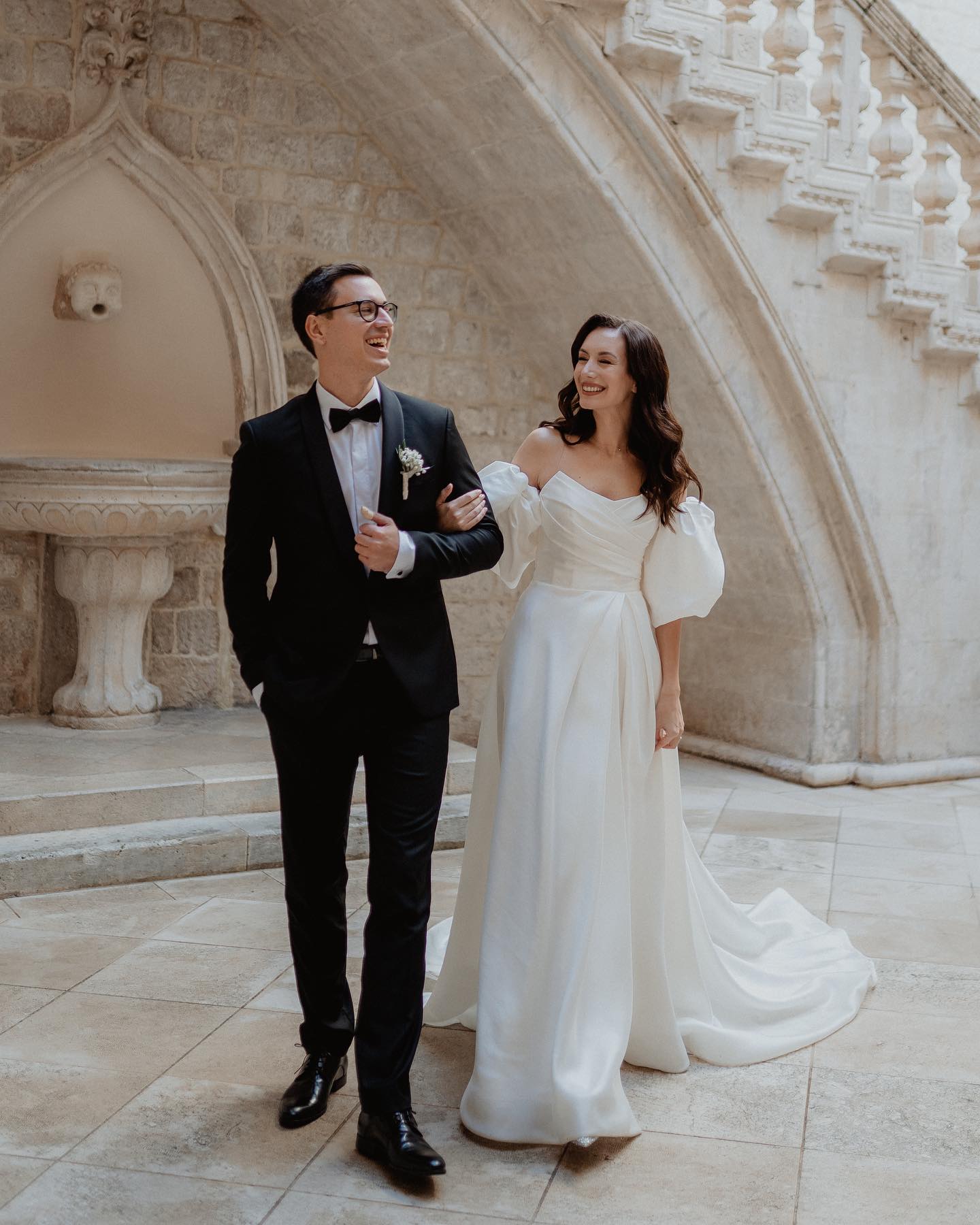 Elegant 2024 Satin Wedding Dresses Bridal Gowns Sweetheart Side Split Ruched Beach Boho Bride Dress with Detachable Sleeve