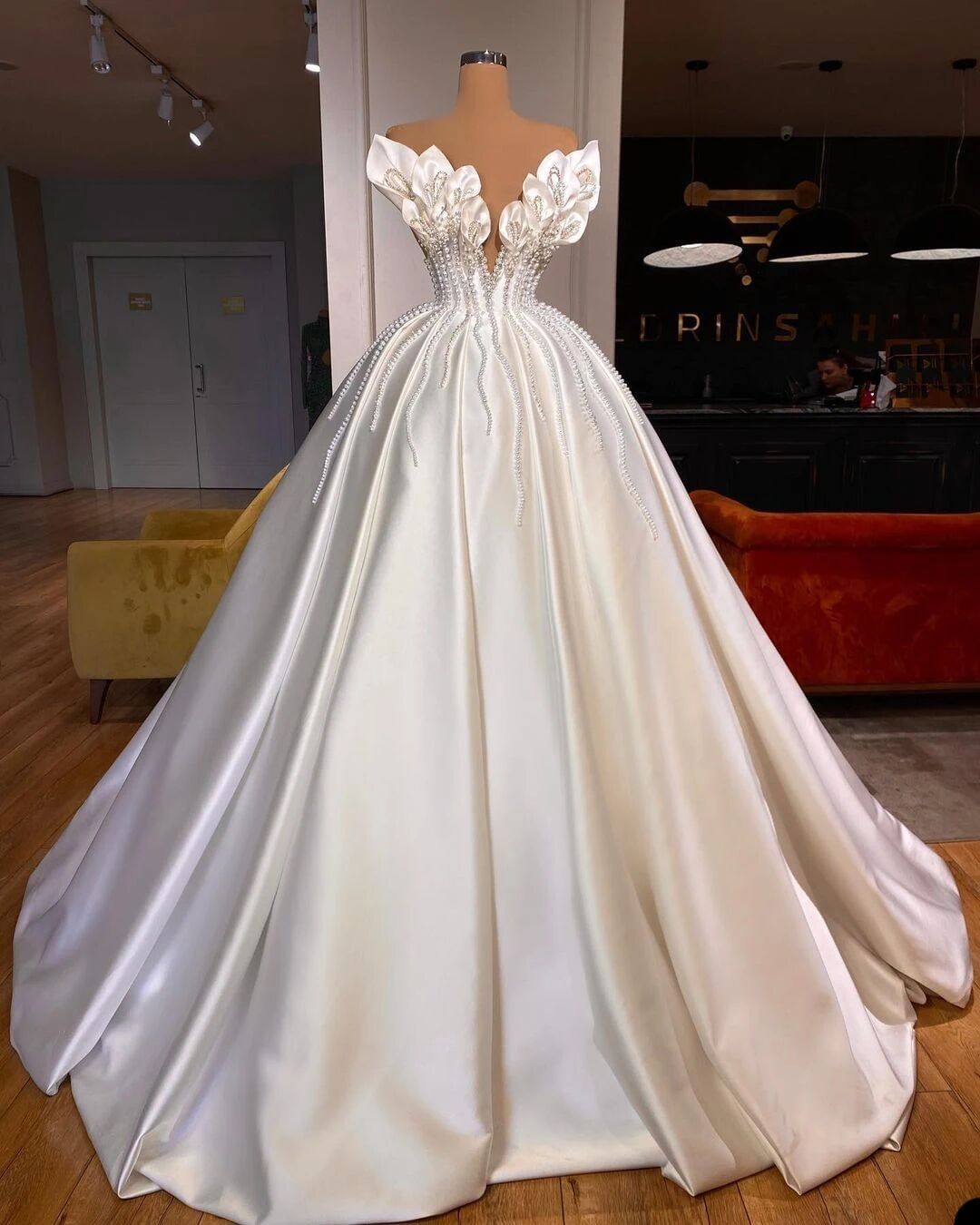 Gorgeous A-e Women Wedding Strapless Sleeveless Bridal Gowns Pearls Sweep Train Dress Custom Made vestidos de novia