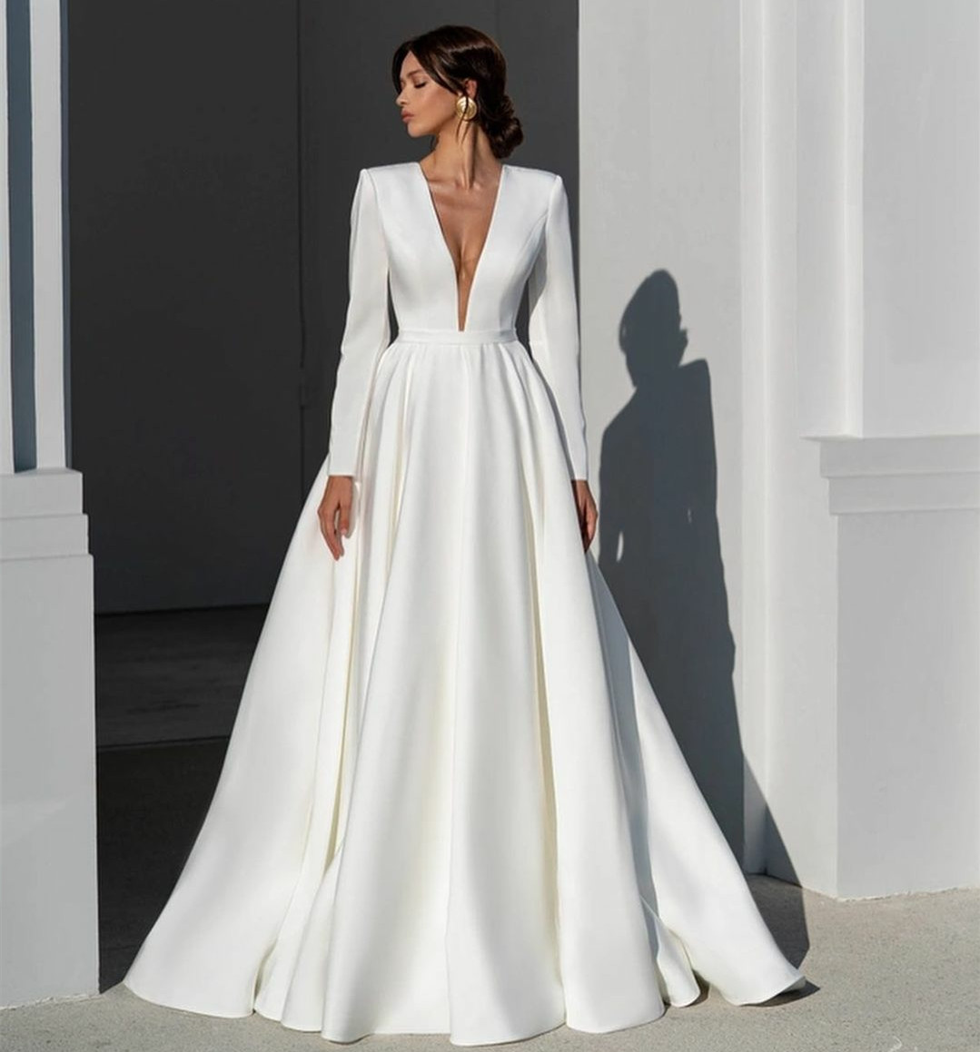 Elegant Long Ivory Crepe V-Neck Wedding Dresses With Pockets A-Line Pleated Sweep Train Bridal Gown Buttons Back Vestido de novia Women Dresses