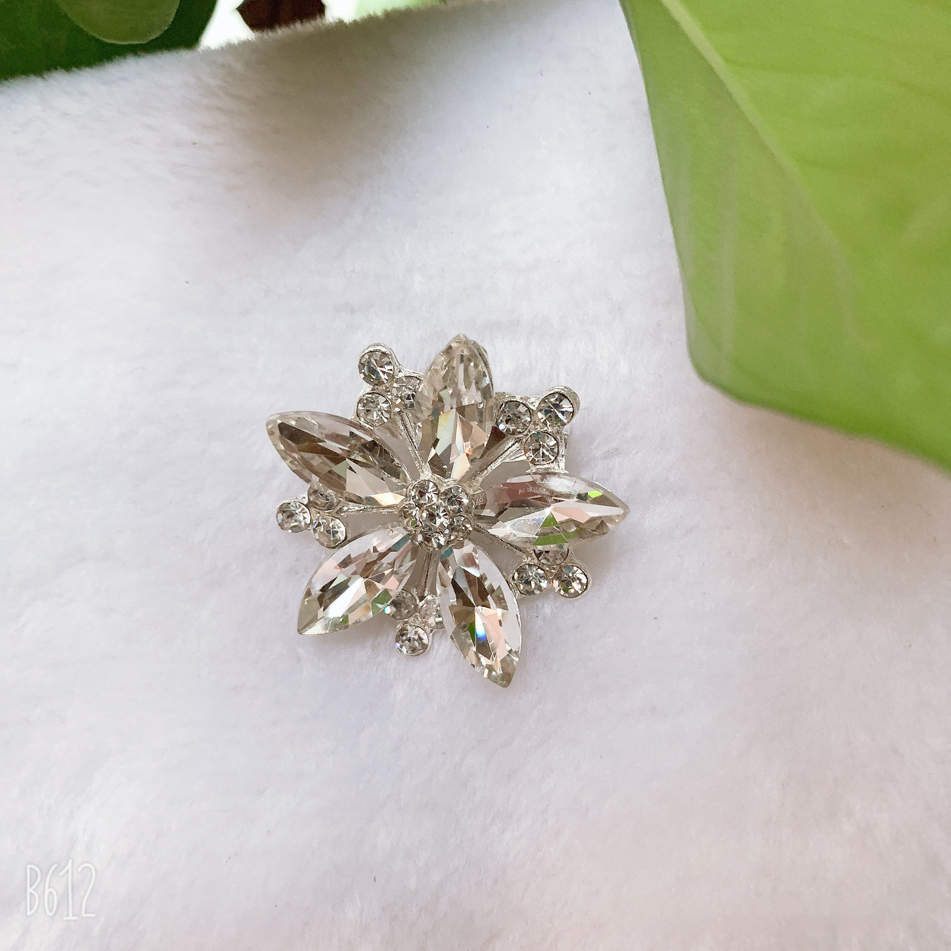 Luxury Designer Snow Rhinestone Brooches Fashion Women Brand Brooch Brought Pin Clothing Jewelry Accessories