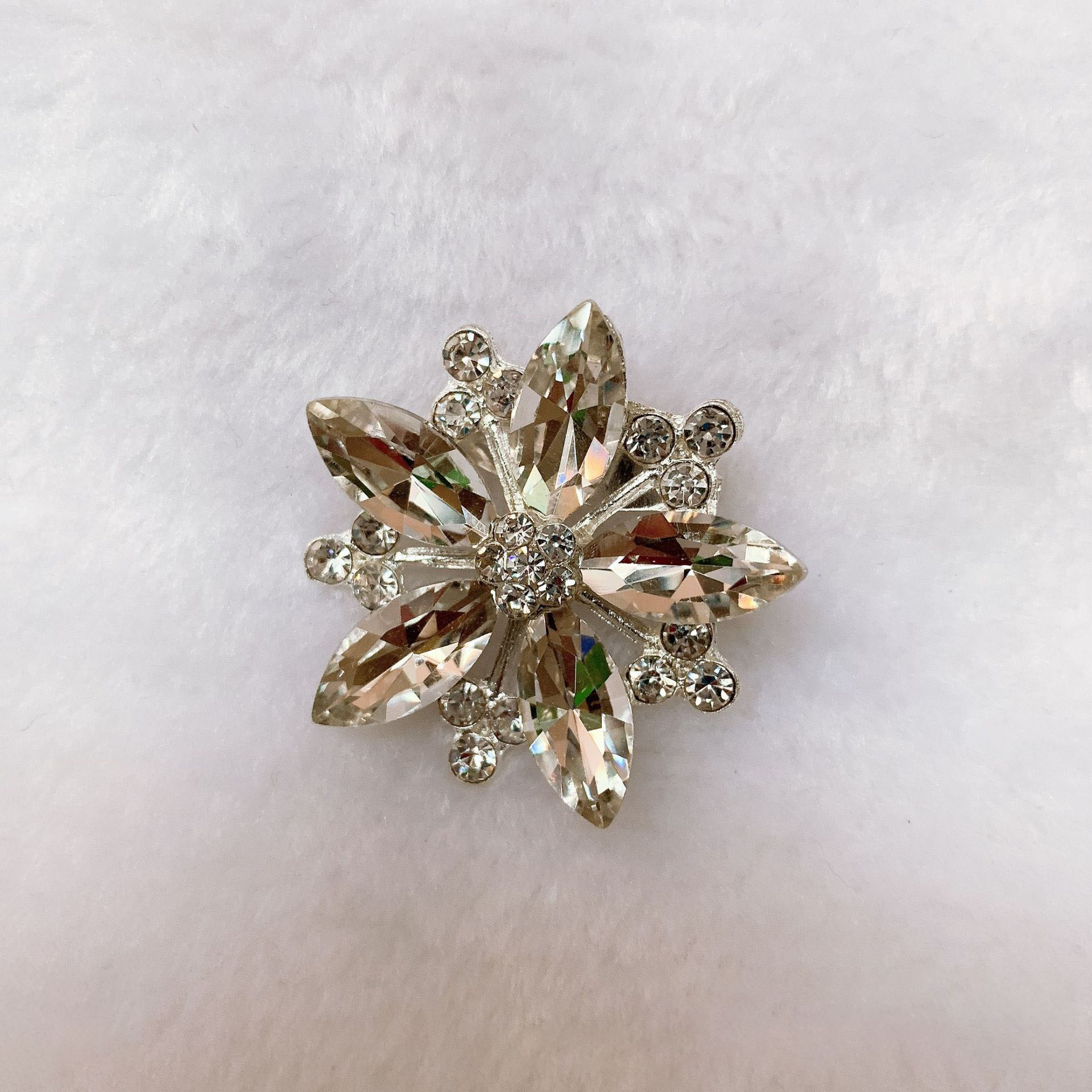Luxury Designer Snow Rhinestone Brooches Fashion Women Brand Brooch Brought Pin Clothing Jewelry Accessories