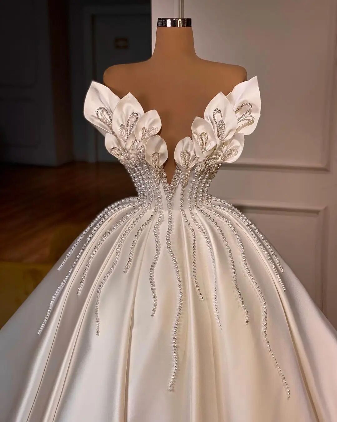 Gorgeous A-e Women Wedding Strapless Sleeveless Bridal Gowns Pearls Sweep Train Dress Custom Made vestidos de novia