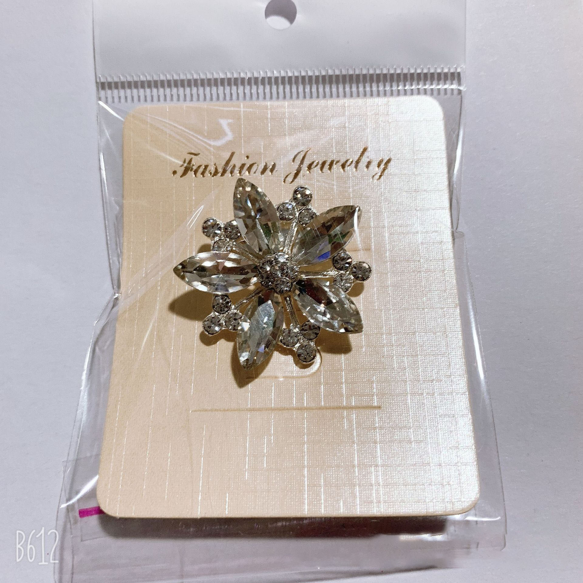 Luxury Designer Snow Rhinestone Brooches Fashion Women Brand Brooch Brought Pin Clothing Jewelry Accessories