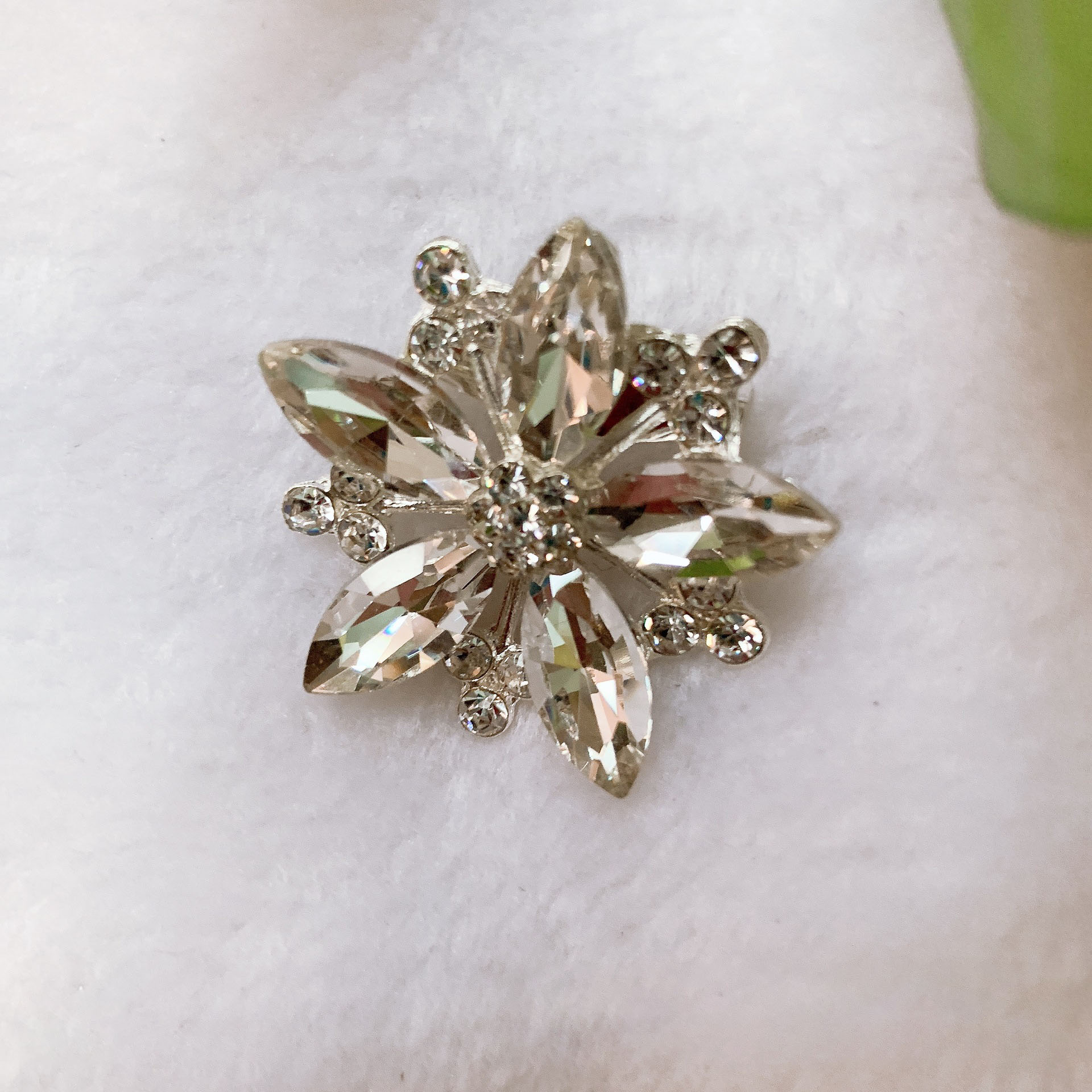 Luxury Designer Snow Rhinestone Brooches Fashion Women Brand Brooch Brought Pin Clothing Jewelry Accessories