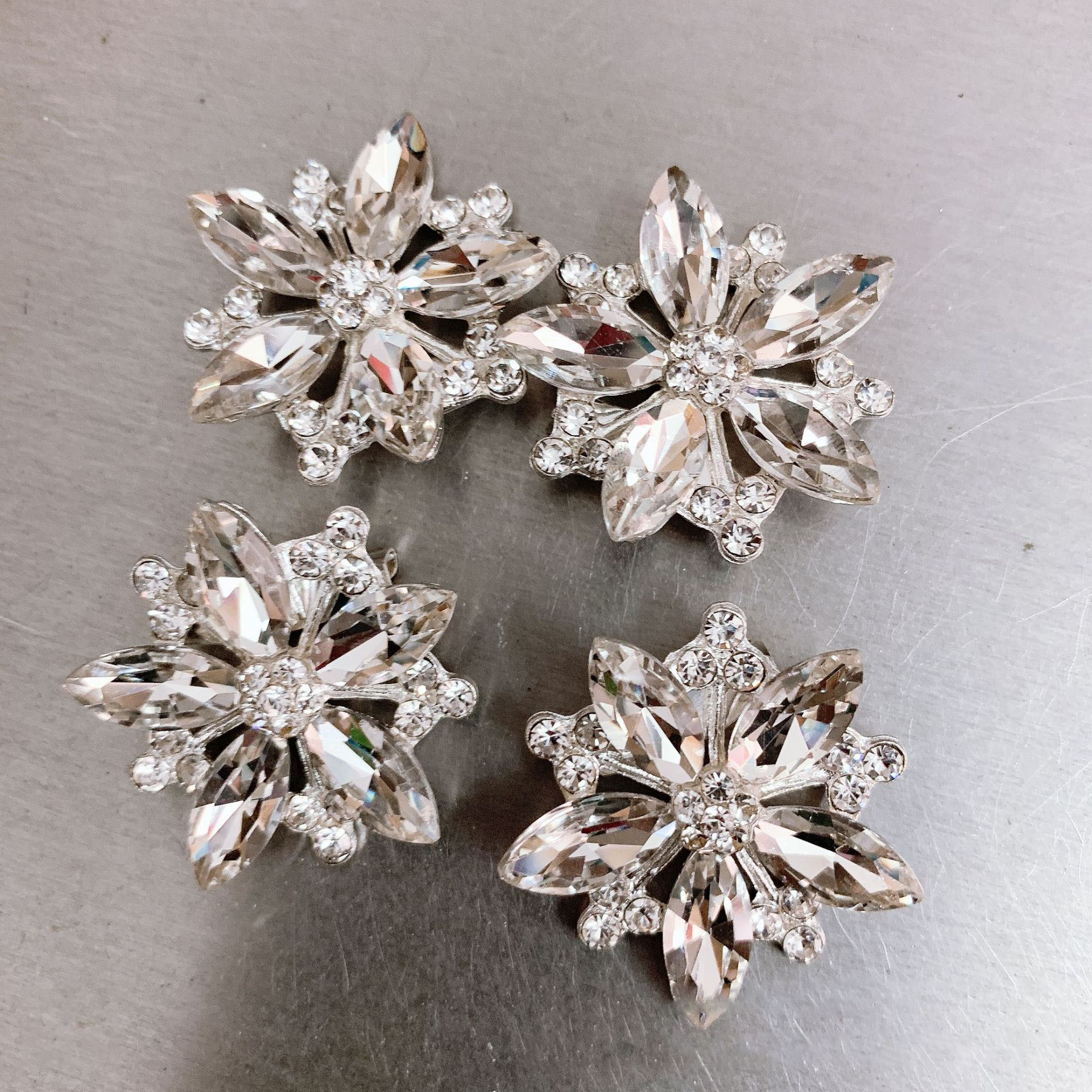 Luxury Designer Snow Rhinestone Brooches Fashion Women Brand Brooch Brought Pin Clothing Jewelry Accessories