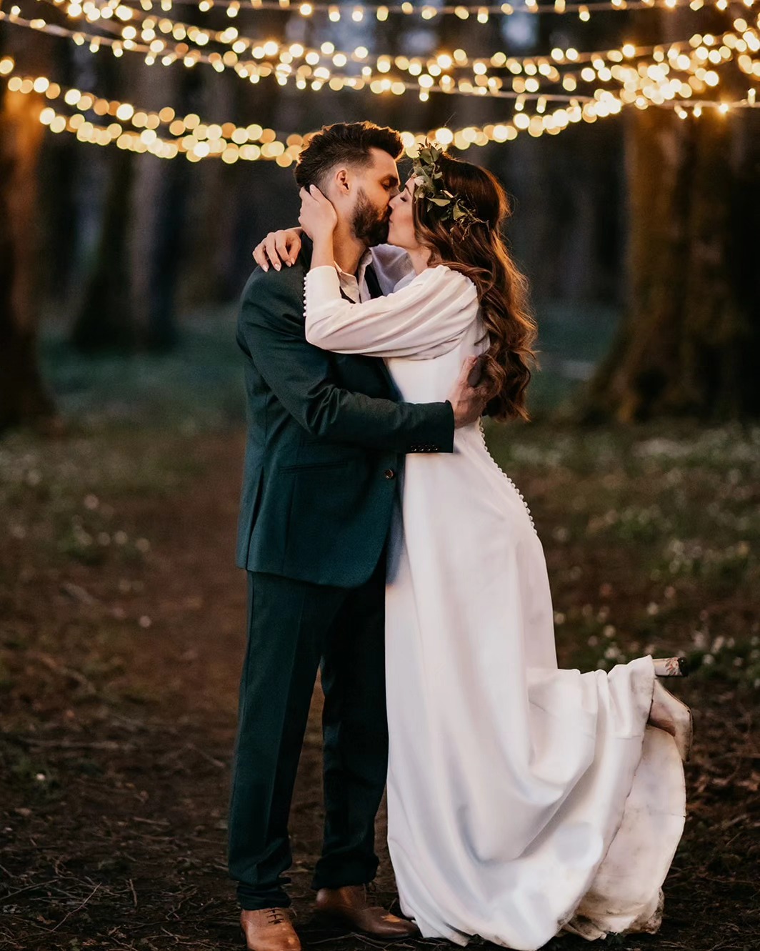 Elegant Satin Wedding Dresses V Neck Long Sleeve Bridal Gowns Sweep Train A Line Beach Boho Bride Dress Vestidos De Noiva