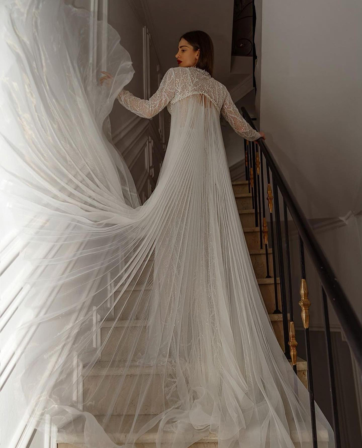 Sparkly Spaghetti Straps Mermaid Wedding Dress Sequined Pearl Bridal Gowns With Cape Sequins Sweep Floor Bride Dresses