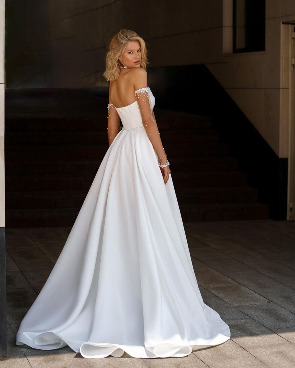 Exquisite Satin Wedding Gown 2024 Sweetheart Pearls Wedding Dresses with Detachable Sleeve Pleat Bridal Gowns