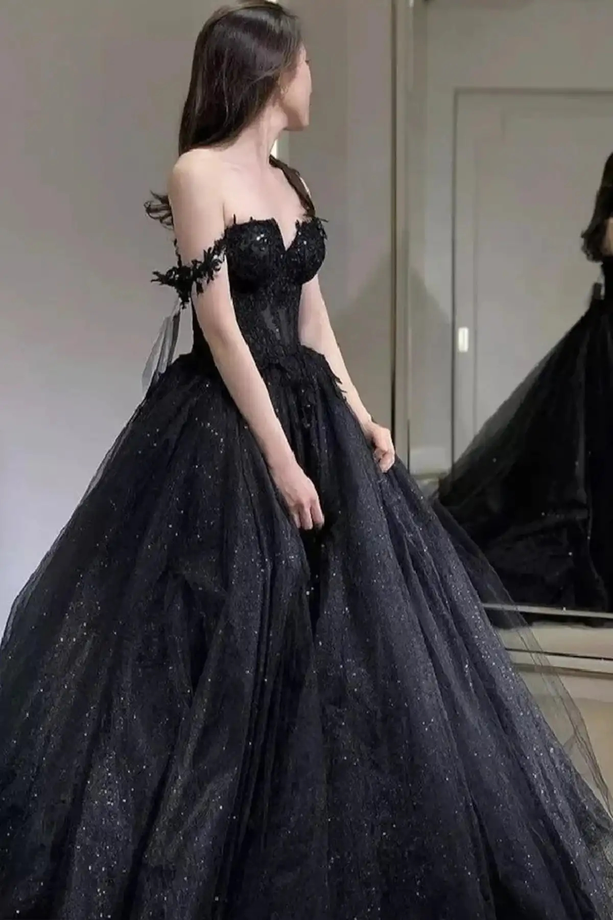 Gothic Black A Line Wedding Dresses Glitter Sequined Tulle Off The Shoulder Long Bridal Gowns Lace Appliques Sleeveless Corset Bride Dress 2024 Newest