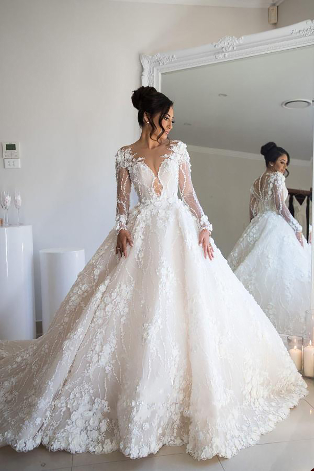 Exquisite Ball Gown Wedding Dresses V-neck 3D-Floral Appliques Lace Long Sleeves Backless Zipper Court Gown Custom Made Bridal Gown Plus Size Vestidos