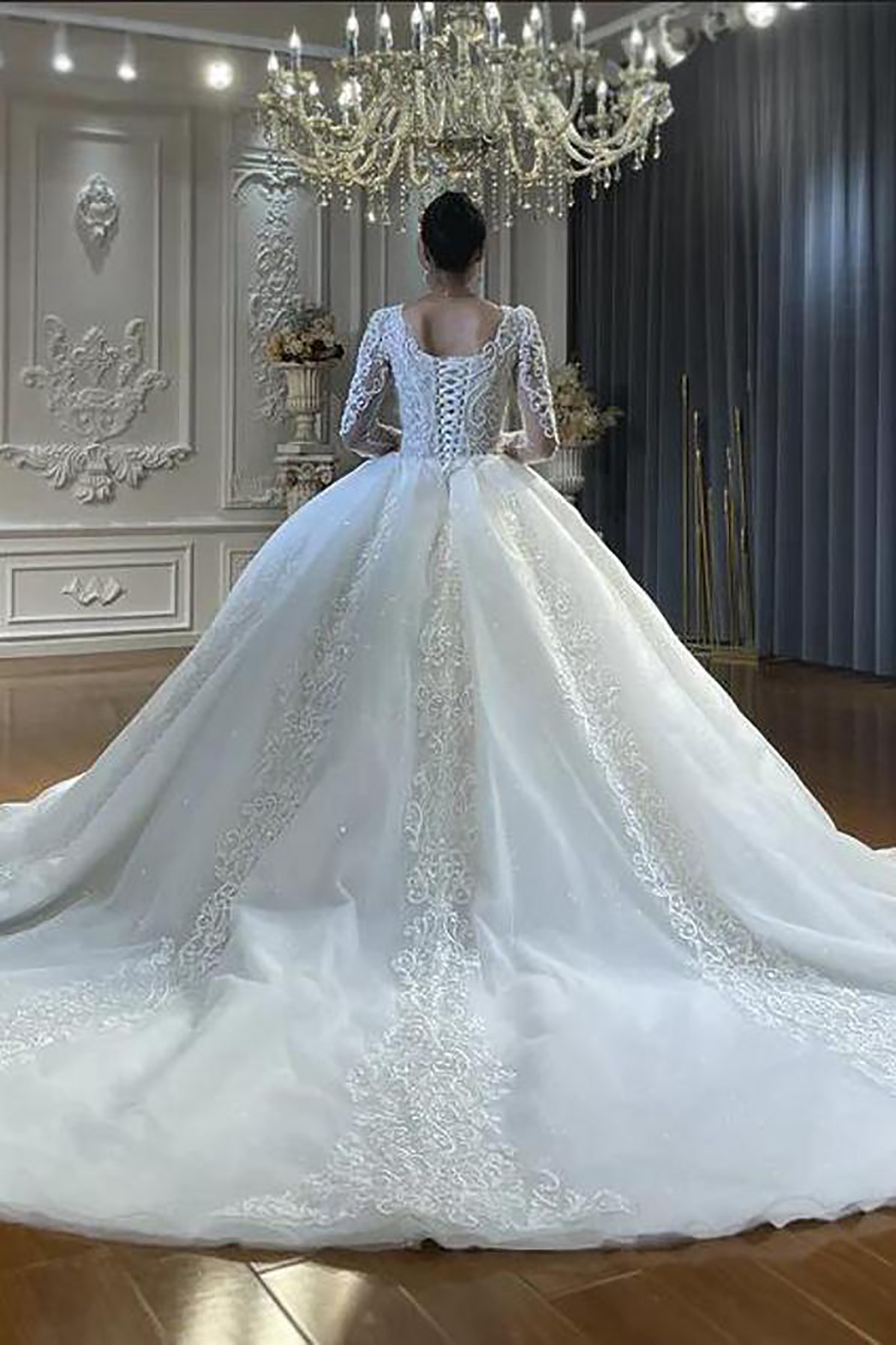 Glamorous Ball Gown Wedding Dresses Square Lace Appliques Tulle Pleats Lace Up Court Gown Bridal Pleats Custom Made Bridal Gown Plus Size Vestidos De 