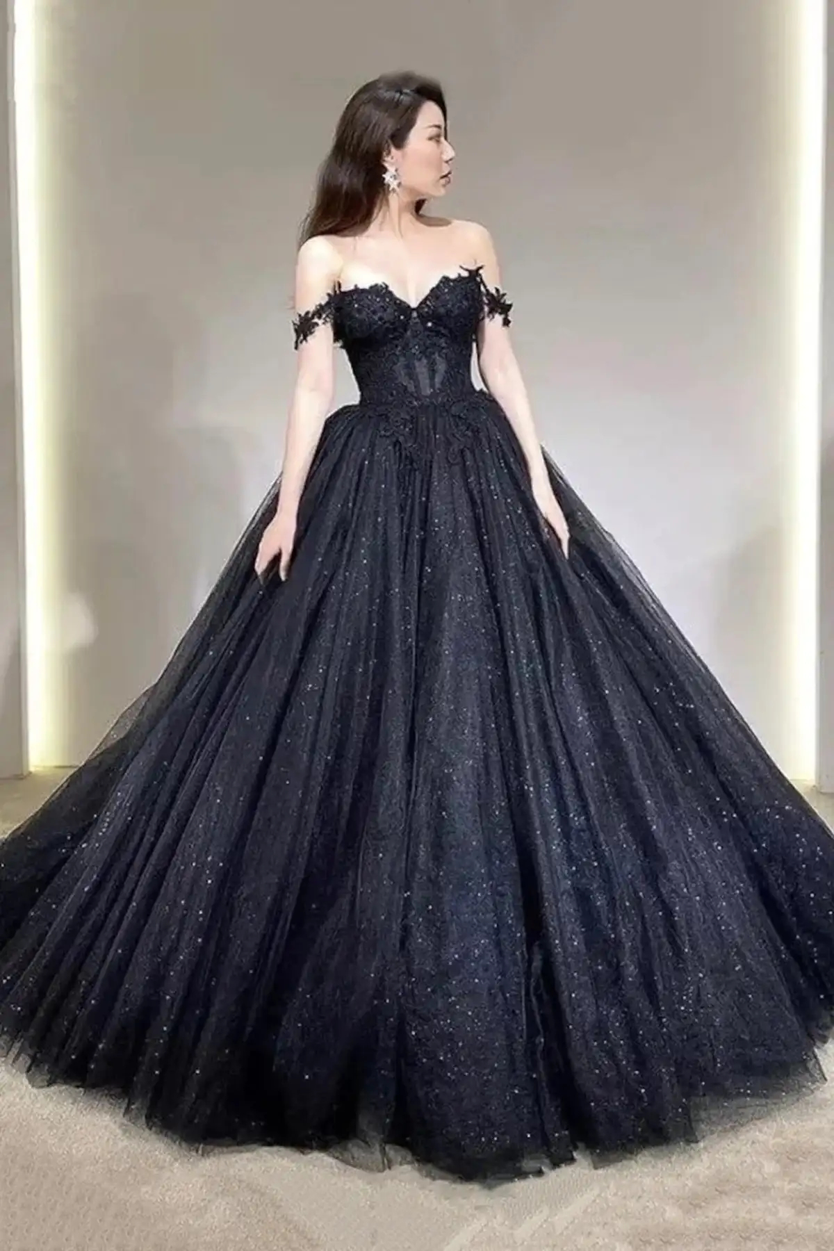 Gothic Black A Line Wedding Dresses Glitter Sequined Tulle Off The Shoulder Long Bridal Gowns Lace Appliques Sleeveless Corset Bride Dress 2024 Newest