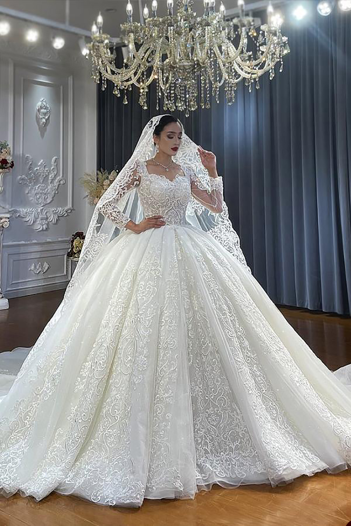 Glamorous Ball Gown Wedding Dresses Square Lace Appliques Tulle Pleats Lace Up Court Gown Bridal Pleats Custom Made Bridal Gown Plus Size Vestidos De 