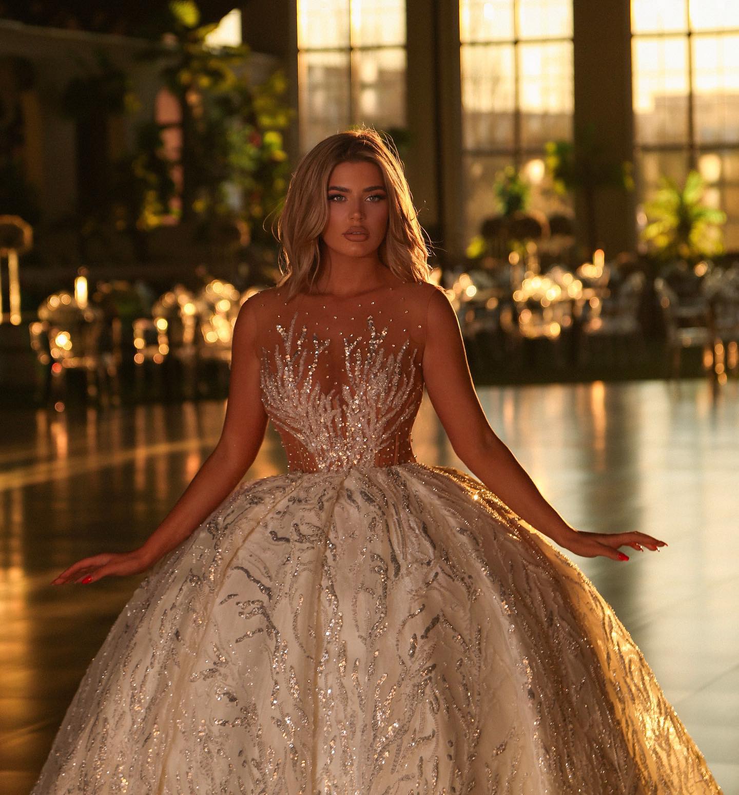 Shinny Ball Gown Wedding Dresses Sheer O Neck Luxury Crystal Sequined Saudi Arabian Dubai Bridal Gowns Plus Size