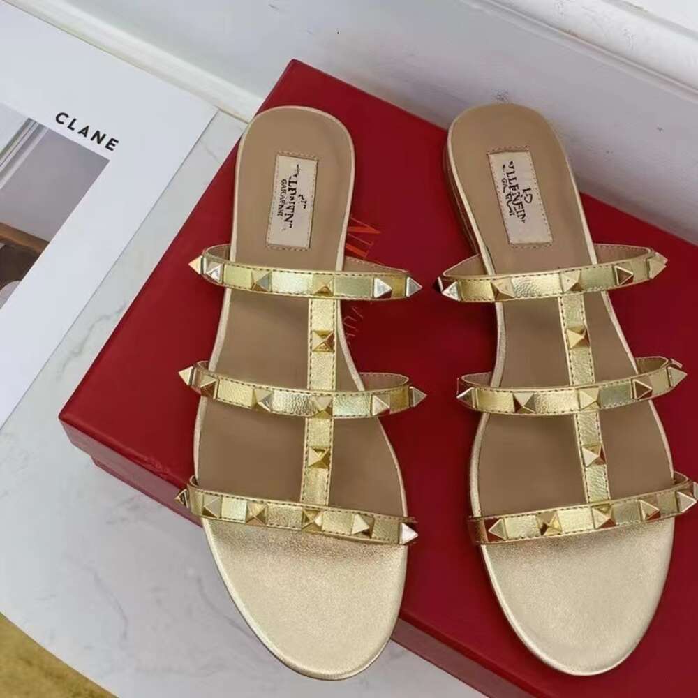 10A Retro Mirror Quality Designer High-quality Sandals Sandal Summer Slide Shoes Slipper 2024 New Leather Stud Nude Womens Rivet Thick Heels Versatile Fashion 1