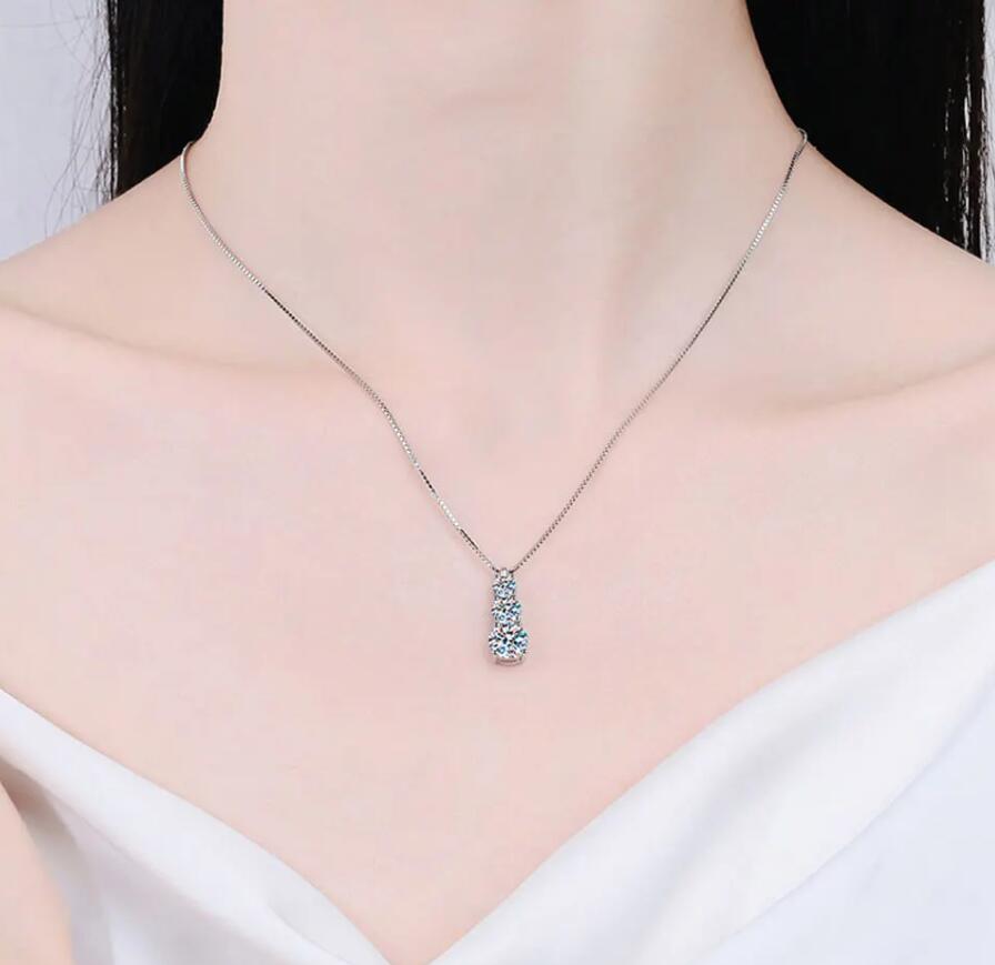 1.8CT Choucong Brand Moissanite Diamond Necklace for Woman Wedding Jewely Real 100% 925 Sterling Sliver 18k White Gold Three Stones Pendant Gift