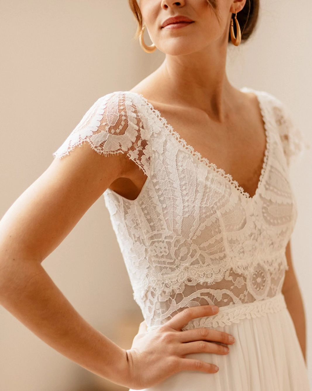 Vintage French Lace Wedding Dresses V Neck Cap Sleeve Boho Bridal Gowns Sweep Train A Line Beach Bride Dress Vestidos De Noiva