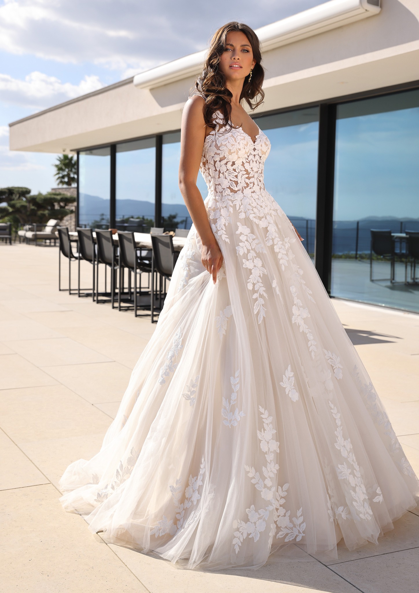 Elegant V Neck Wedding Dresses Lace Appliqued Bridal Gowns Sweep Train A Line Beach Country Vestidos De Noiva