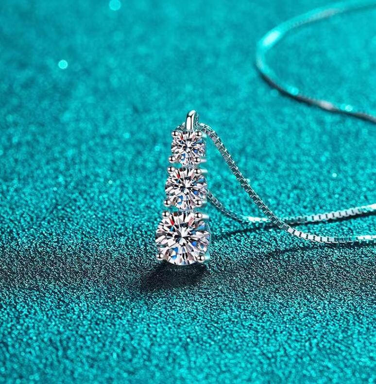 1.8CT Choucong Brand Moissanite Diamond Necklace for Woman Wedding Jewely Real 100% 925 Sterling Sliver 18k White Gold Three Stones Pendant Gift