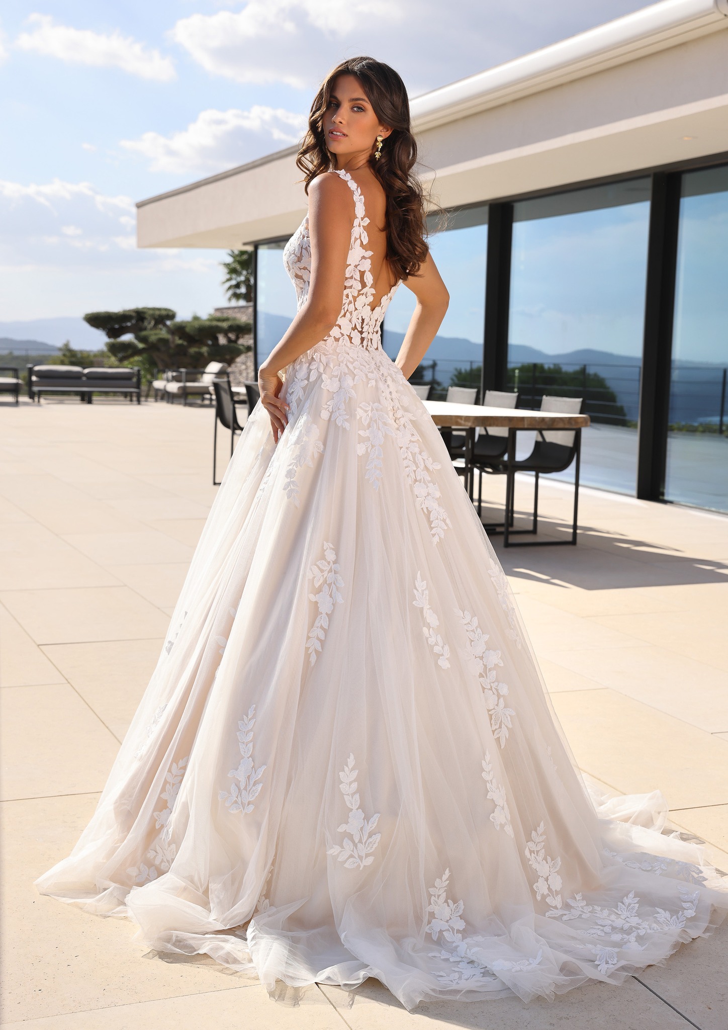 Elegant V Neck Wedding Dresses Lace Appliqued Bridal Gowns Sweep Train A Line Beach Country Vestidos De Noiva