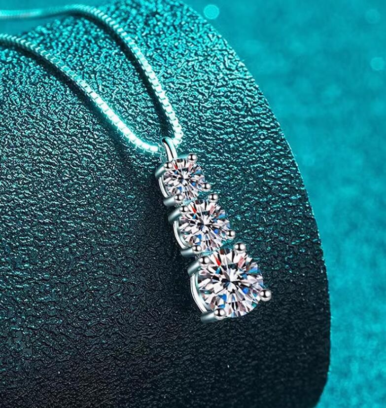 1.8CT Choucong Brand Moissanite Diamond Necklace for Woman Wedding Jewely Real 100% 925 Sterling Sliver 18k White Gold Three Stones Pendant Gift
