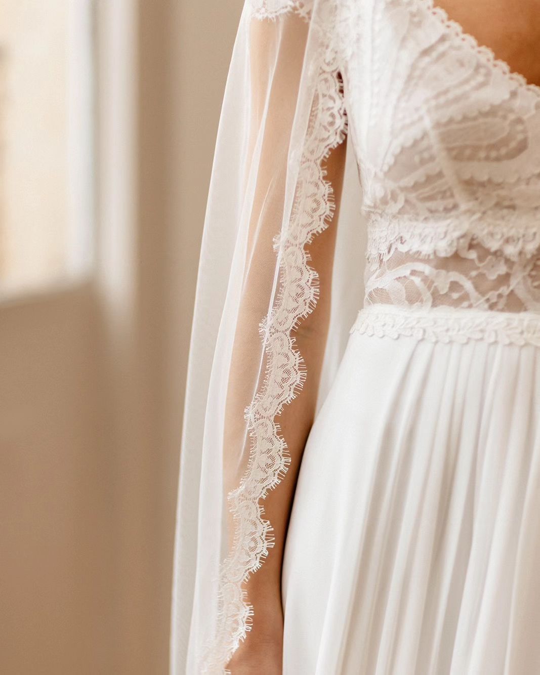 Vintage French Lace Wedding Dresses V Neck Cap Sleeve Boho Bridal Gowns Sweep Train A Line Beach Bride Dress Vestidos De Noiva