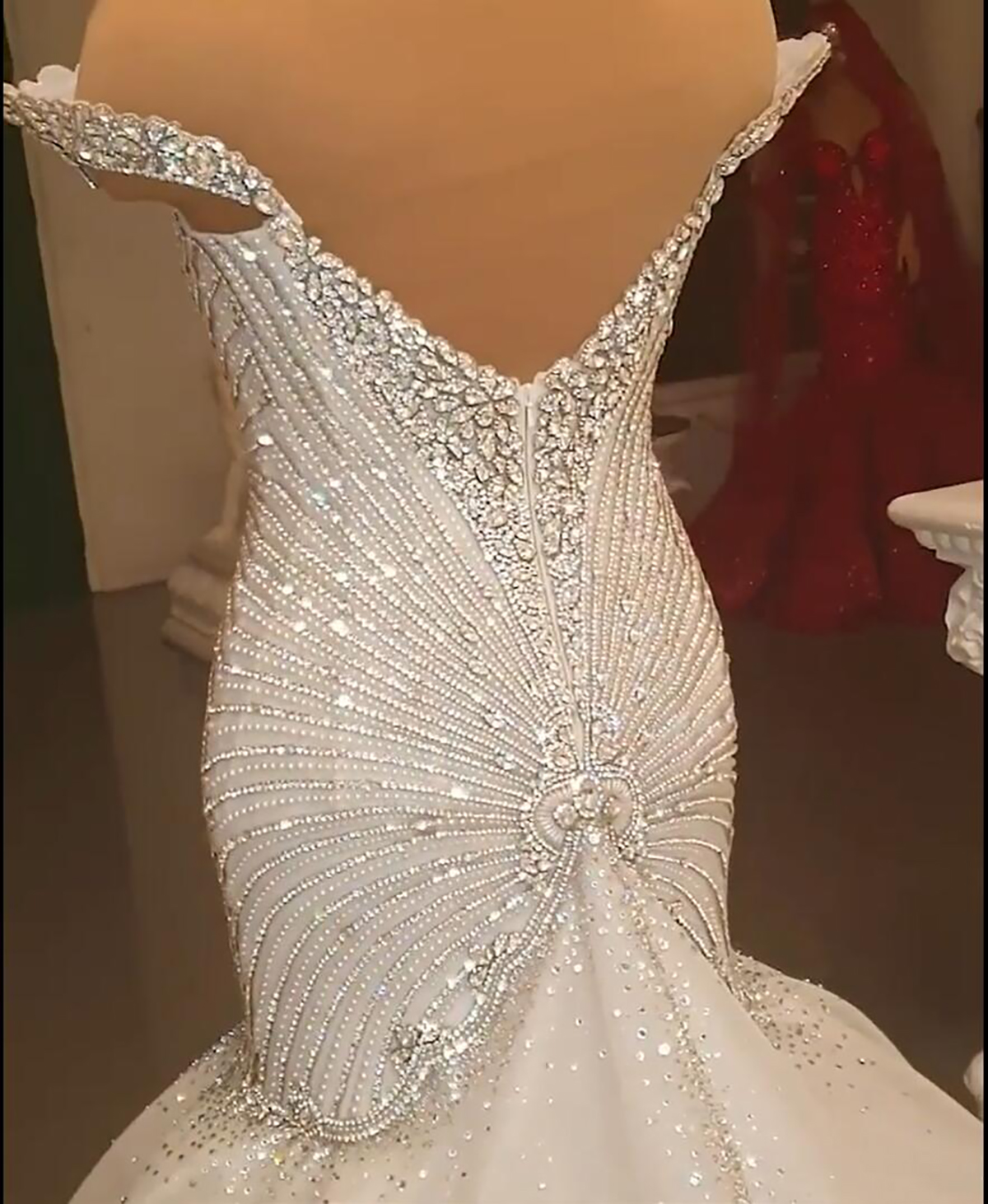 Gorgeous Mermaid Wedding Dresses V-neck Off Shoulder Design Beads Appliques Pearls Tulle Court Gown Custom Made Plus Size Bridal Gown Vestidos De Novi