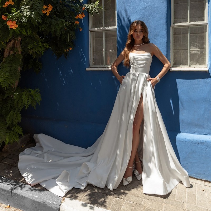 White Side Split Wedding Dresses Pleated Strapless Neckline Bridal Gowns With Pocket A Line Long Train Satin Vestido De Novia