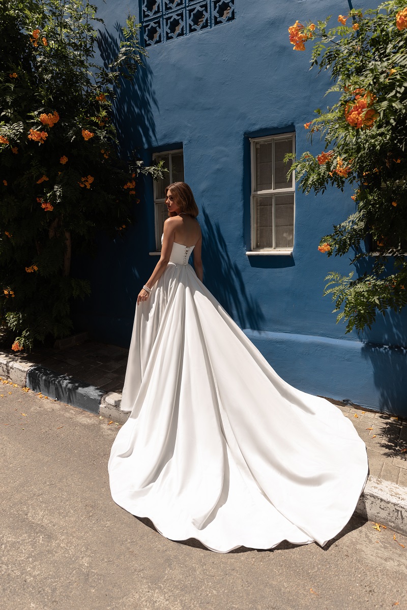 White Side Split Wedding Dresses Pleated Strapless Neckline Bridal Gowns With Pocket A Line Long Train Satin Vestido De Novia