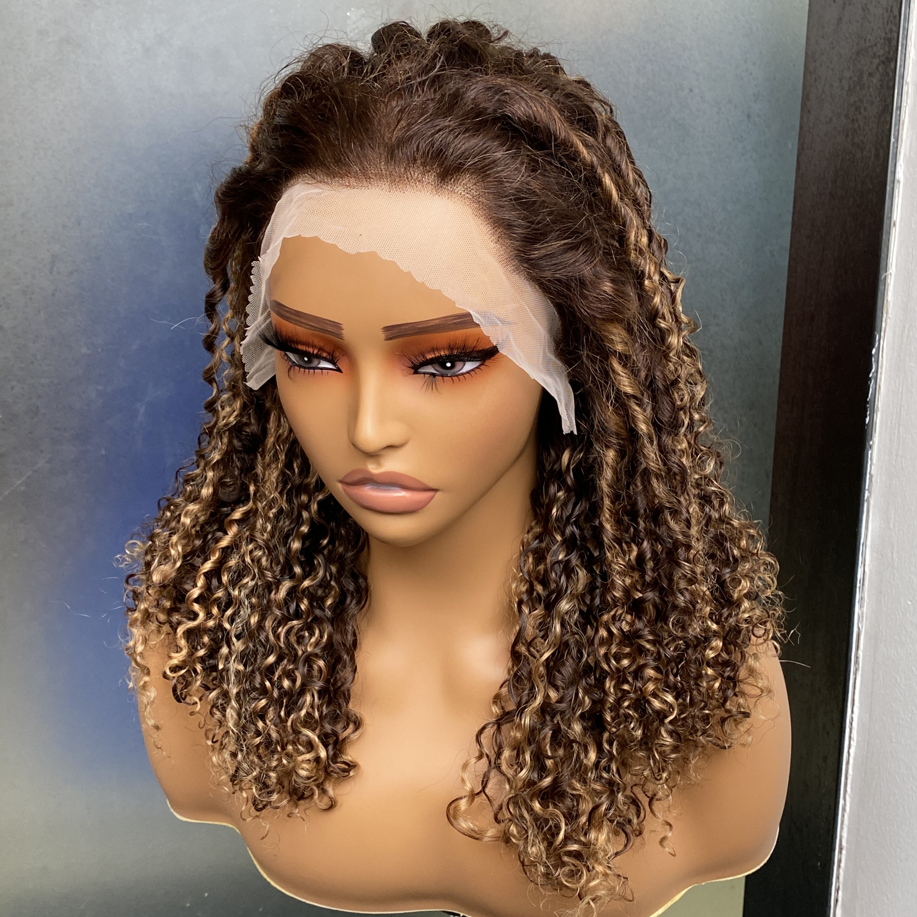 Wholesale Brazilian Peruvian 14 Inch P4/27 100% Raw Virgin Remy Human Hair Fumi Curly 13x4 Transparent Lace Wig