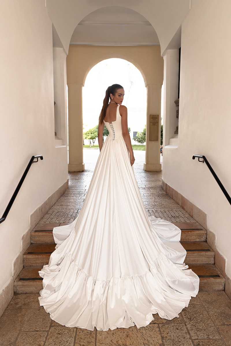 Vintage Ruffled Wedding Dresses Square Neckline Bridal Gowns Sleeveless A Line Long Train Satin Vestido De Novia