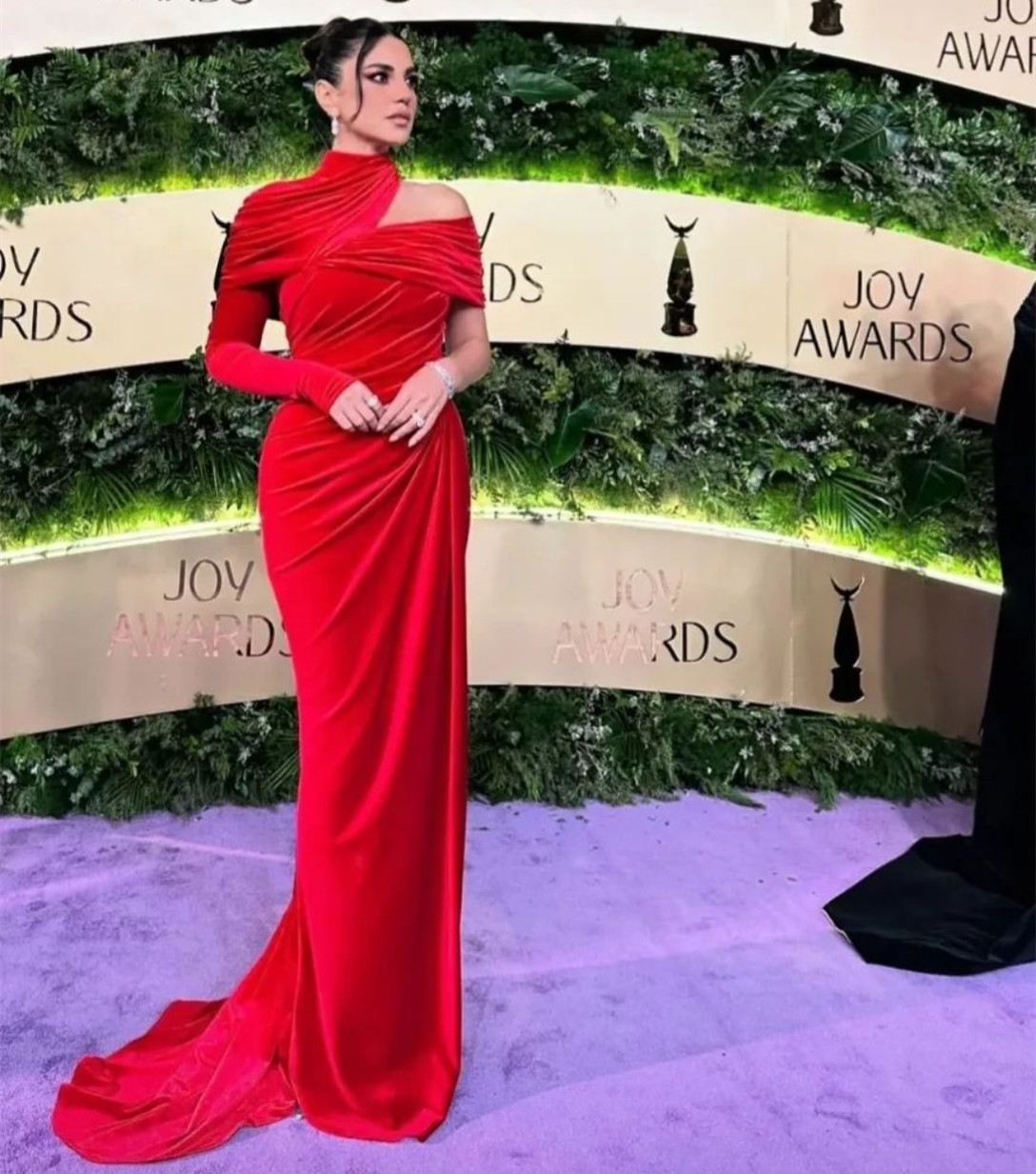 Elegant Long Red Velvet Evening Dresses with Slit Mermaid Celebrity Dresses One Shoulder Robe De Soiree Watteau Train Zipper Back Pleated Formal Gowns