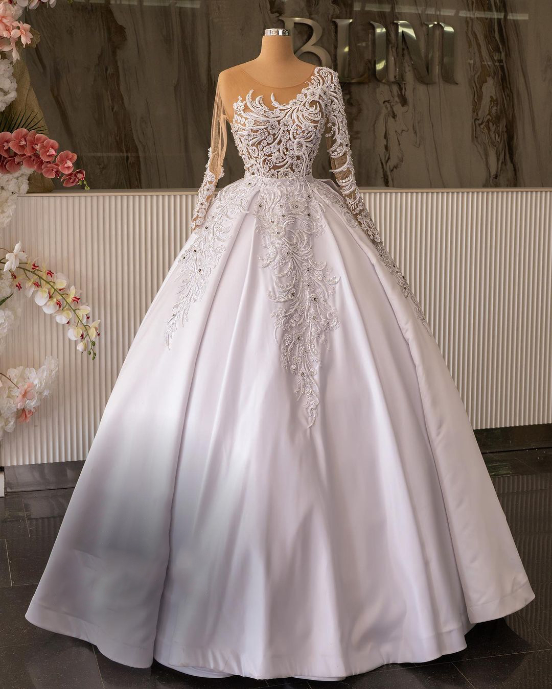Glamorous Ball Gown Wedding Dresses O-neck Appliques Beads Lace Tulle Illusion Backless Zipper Custom Made Bridal Gown Plus Size Vestidos De Novia
