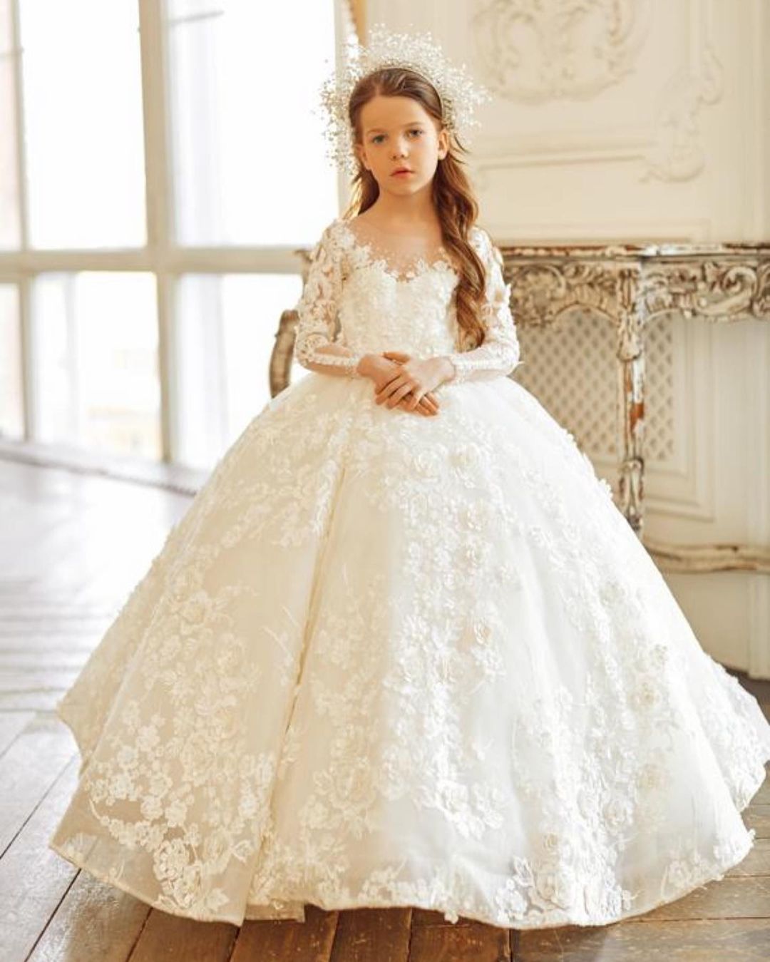 2024 White Wer Girls Dresses For Wedding Jewel Neck Lovely Lace Appliques 3D Ral Children Kids Party Communion Gowns Ball Gown Or Length Bow