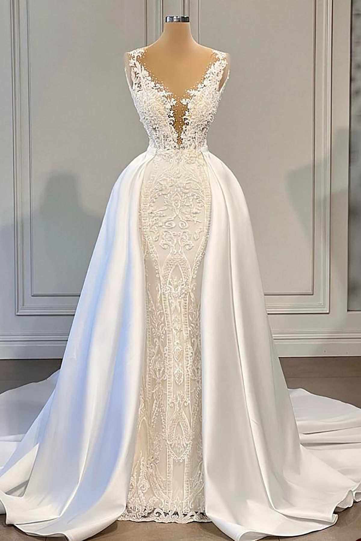 Elegant Mermaid Wedding Dresses Lace Appliques Overskirts Bridal Gowns V Neck Beaded Sleeveless Bride Dresses Custom Made
