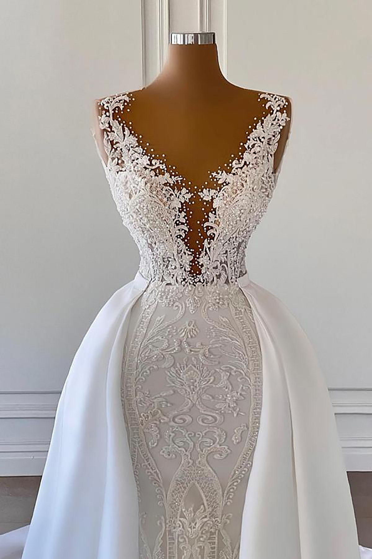 Elegant Mermaid Wedding Dresses Lace Appliques Overskirts Bridal Gowns V Neck Beaded Sleeveless Bride Dresses Custom Made