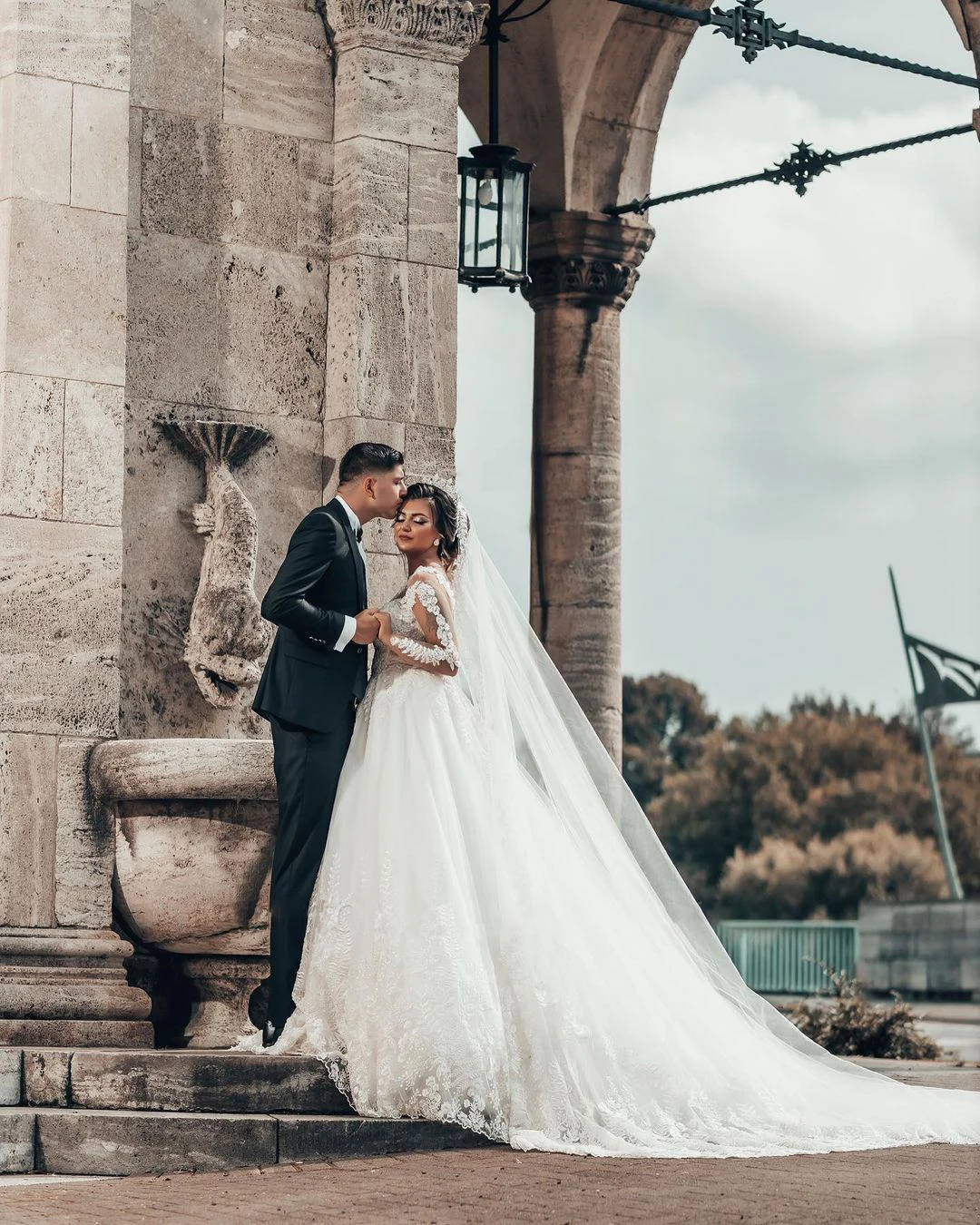 Gorgeous Dubai Arabic Ball Gown Wedding Dresses Lace Appliques Long Sleeves Sheer Crew Neck Ivory Bridal Gowns Chapel Train Country Boho Bride Dress 2