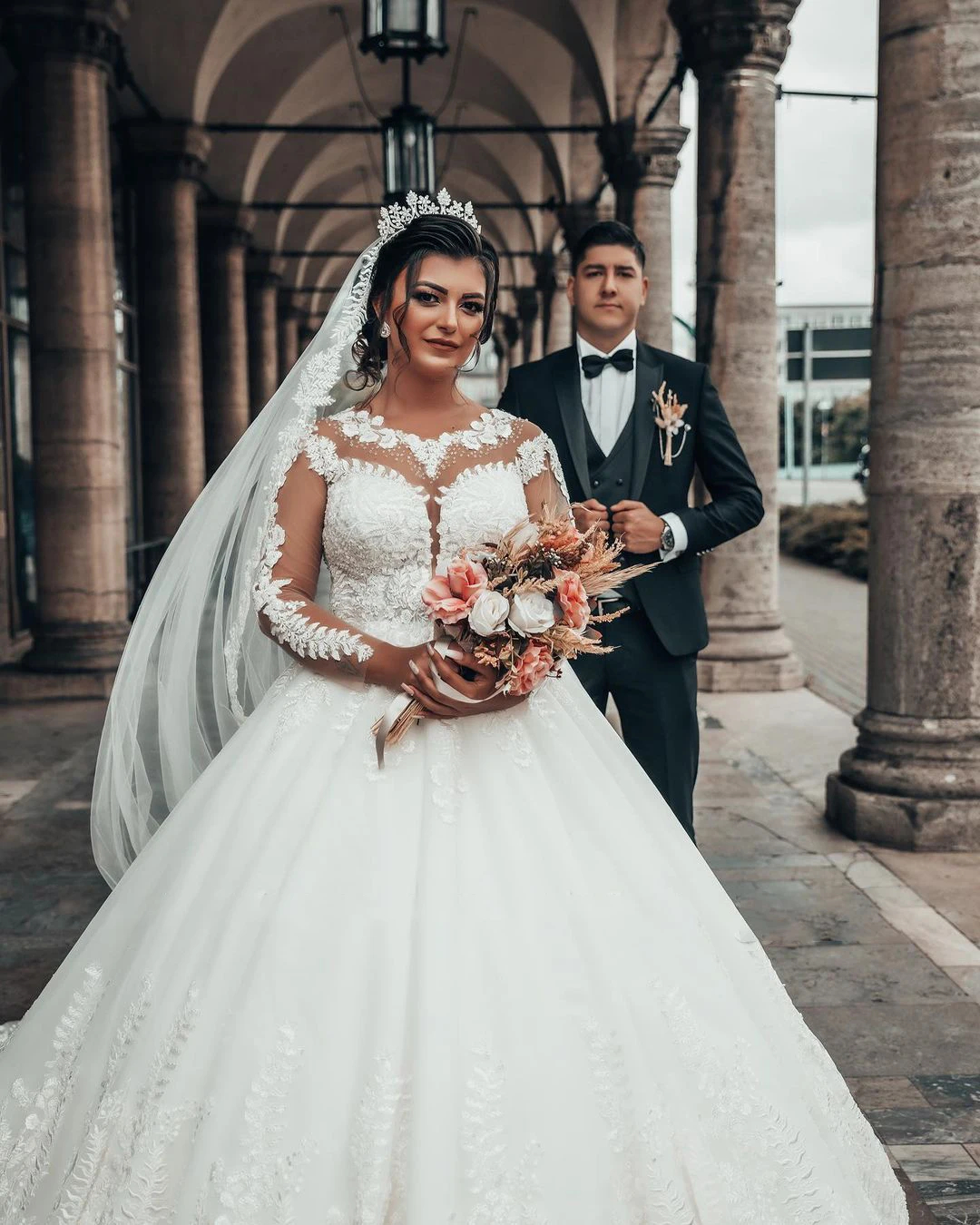 Gorgeous Dubai Arabic Ball Gown Wedding Dresses Lace Appliques Long Sleeves Sheer Crew Neck Ivory Bridal Gowns Chapel Train Country Boho Bride Dress 2