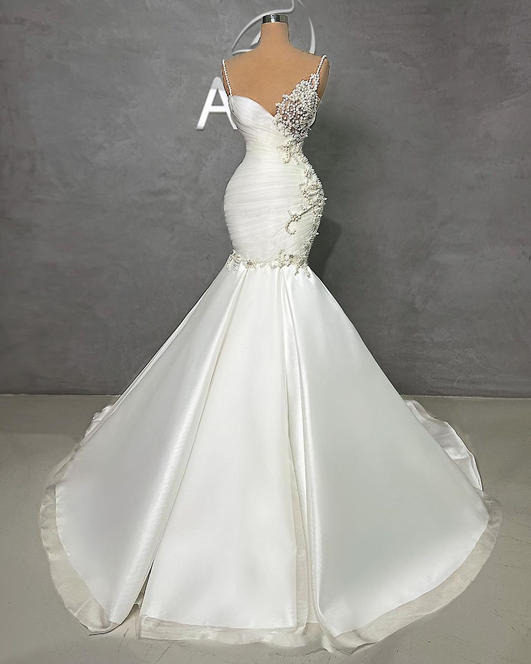 Stylish Spaghetti Straps Mermaid Wedding Dresses Pearls Bridal Gowns with Detachable Train Sleeveless Custom Made Bride Dress