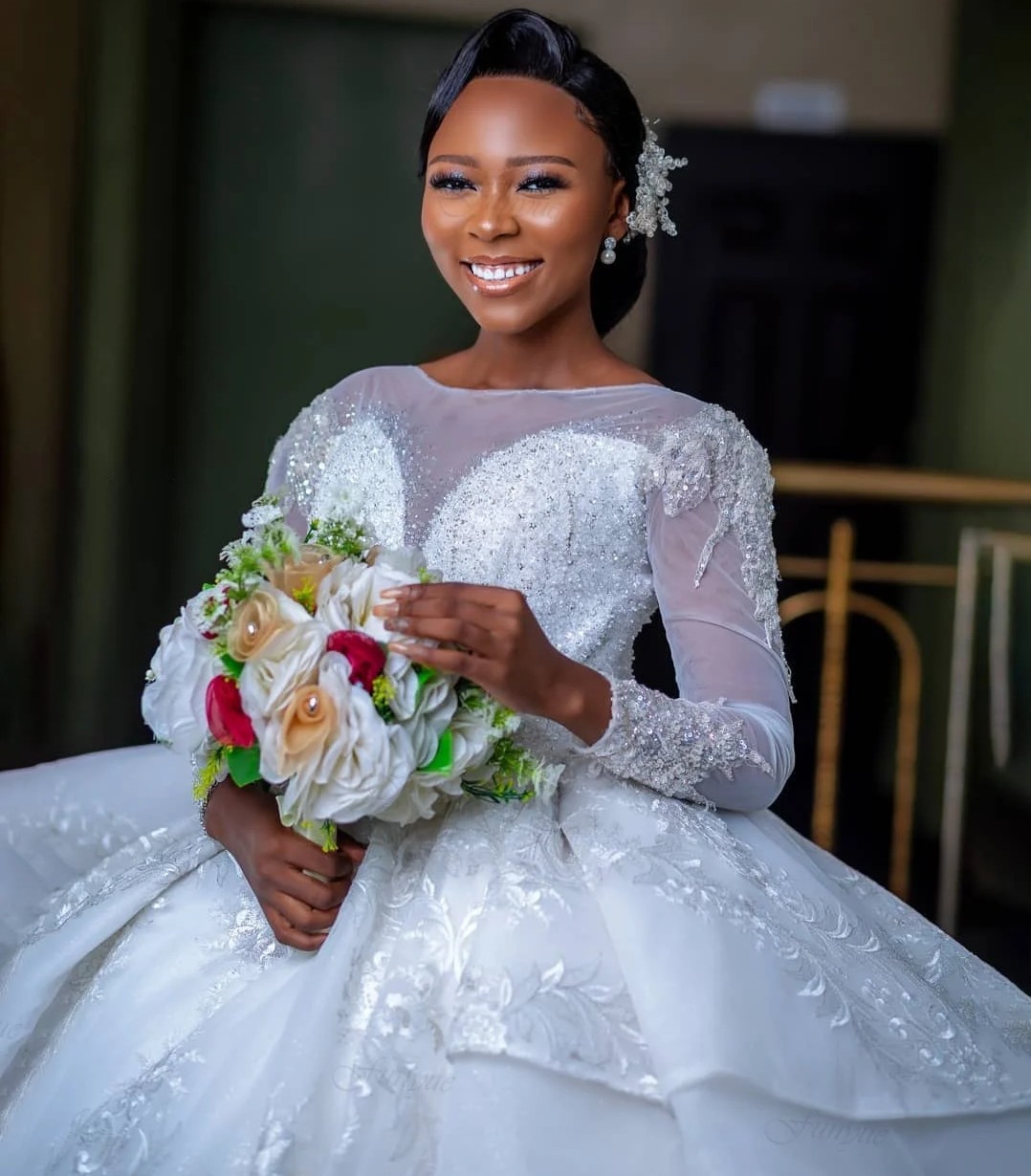 African Gorgeous Wedding Dress Scoop Lace Appliques Beads Sequins Ball Gown Bridal Formal Gowns New Arrival Robe De Mariage Vestido De Noivas s