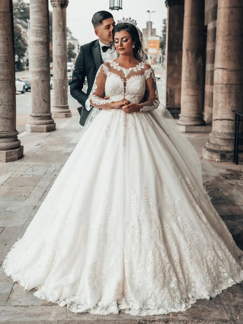 Gorgeous Dubai Arabic Ball Gown Wedding Dresses Lace Appliques Long Sleeves Sheer Crew Neck Ivory Bridal Gowns Chapel Train Country Boho Bride Dress 2