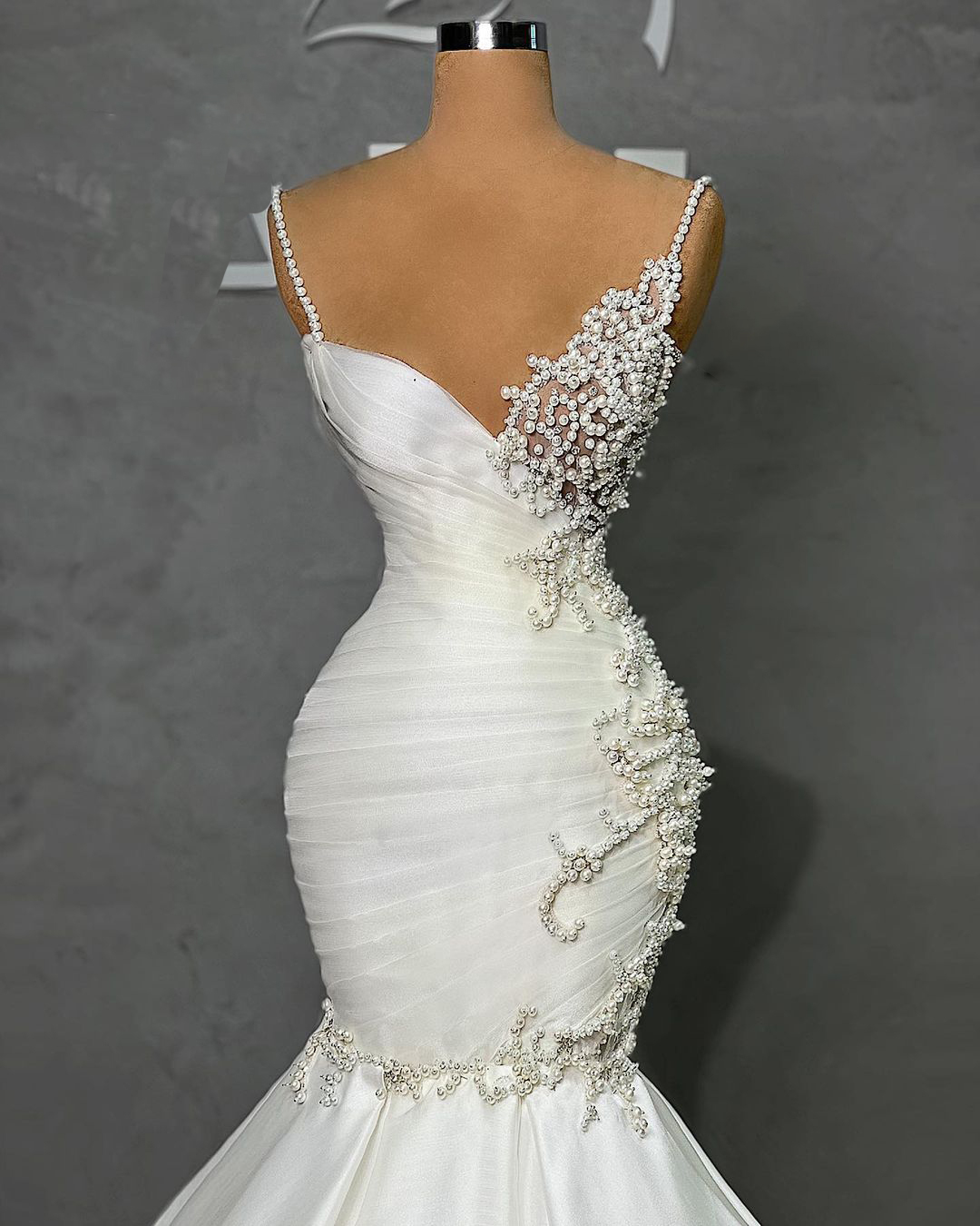 Stylish Spaghetti Straps Mermaid Wedding Dresses Pearls Bridal Gowns with Detachable Train Sleeveless Custom Made Bride Dress