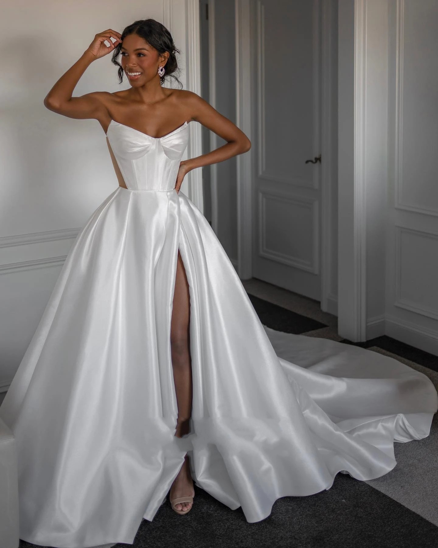 High Quality Satin Wedding Dress 2024 Sweetheart High Slit Buttons Back A-line Court Train Princess Dubai Bride Gowns Vestido De Novia