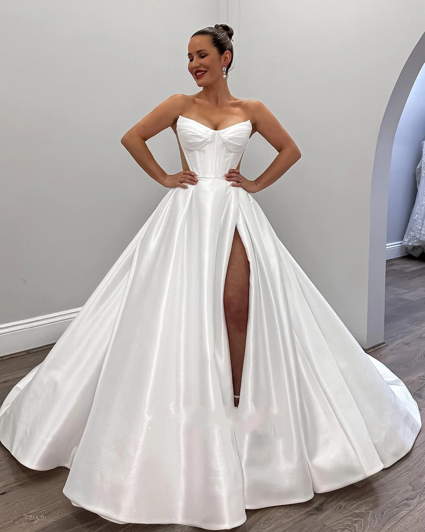 High Quality Satin Wedding Dress 2024 Sweetheart High Slit Buttons Back A-line Court Train Princess Dubai Bride Gowns Vestido De Novia