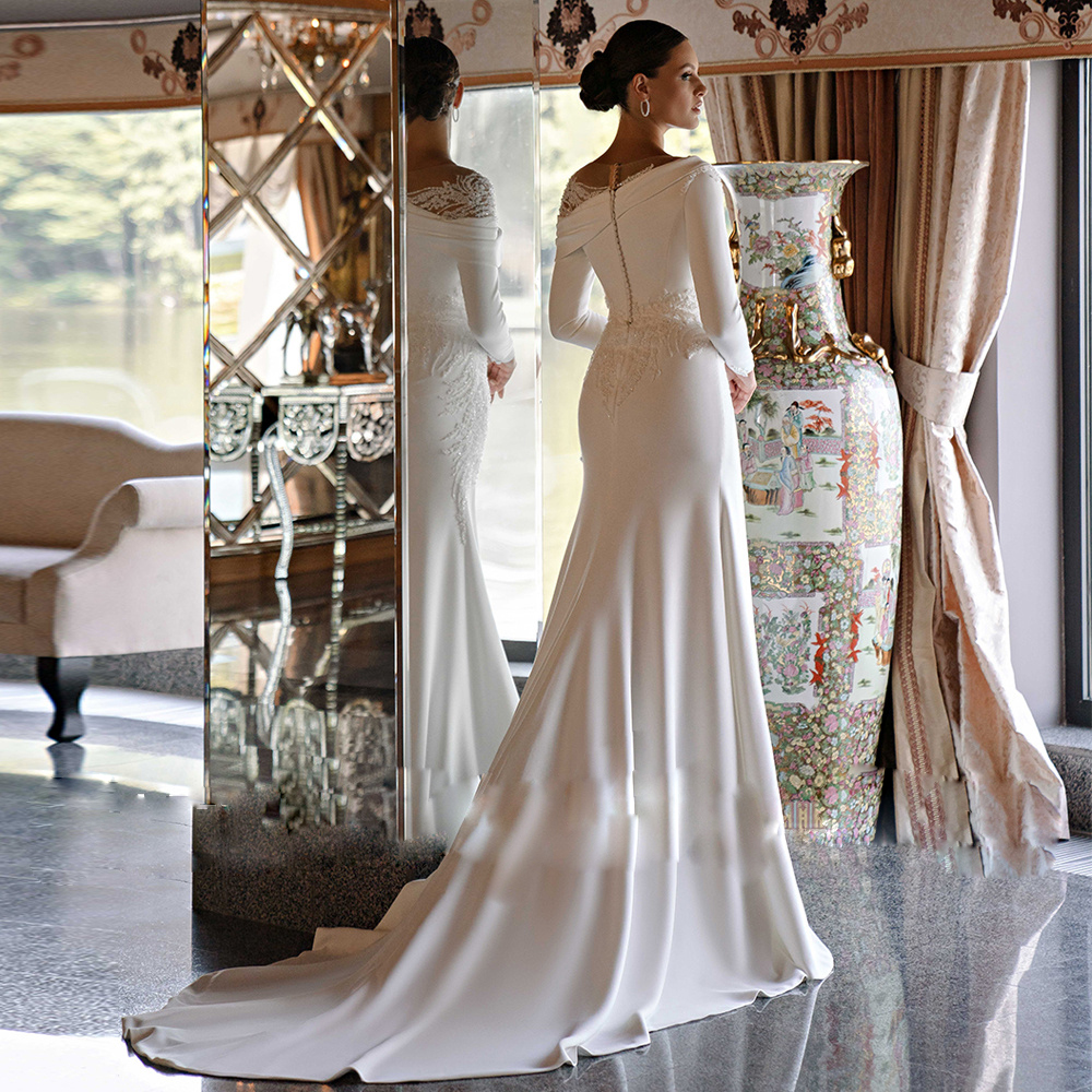 Saudi Arabic Wedding Dresses Scoop Neck Long Sleeve Wedding Gown Button Back with Lace Appliques Beaded Satin Bridal Dress