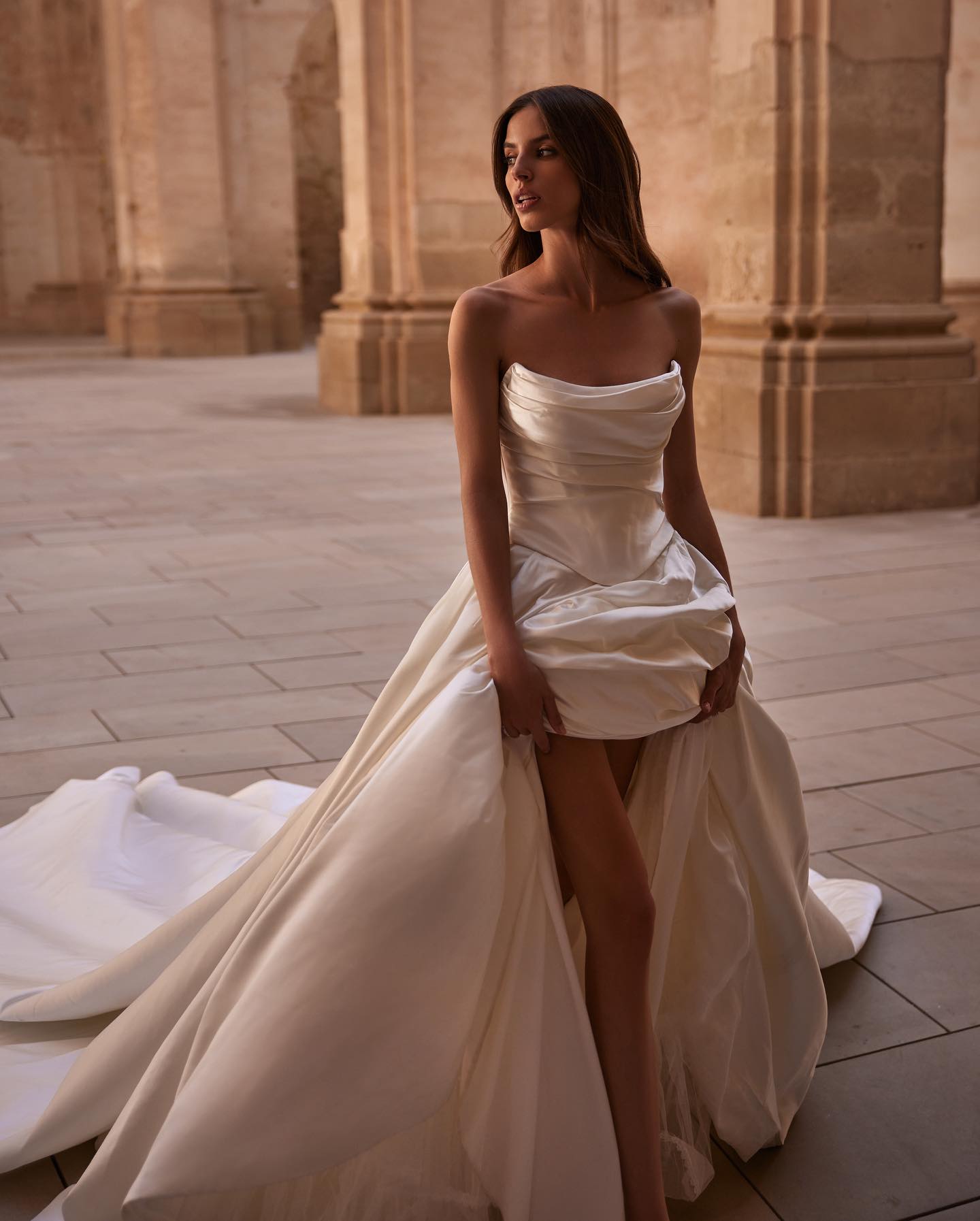 Milla Nova A Line Dress Strapless Satin Backless Wedding Dresses Pleats Vestidos De Novia Sweep Train Designer Bridal Gowns 0515