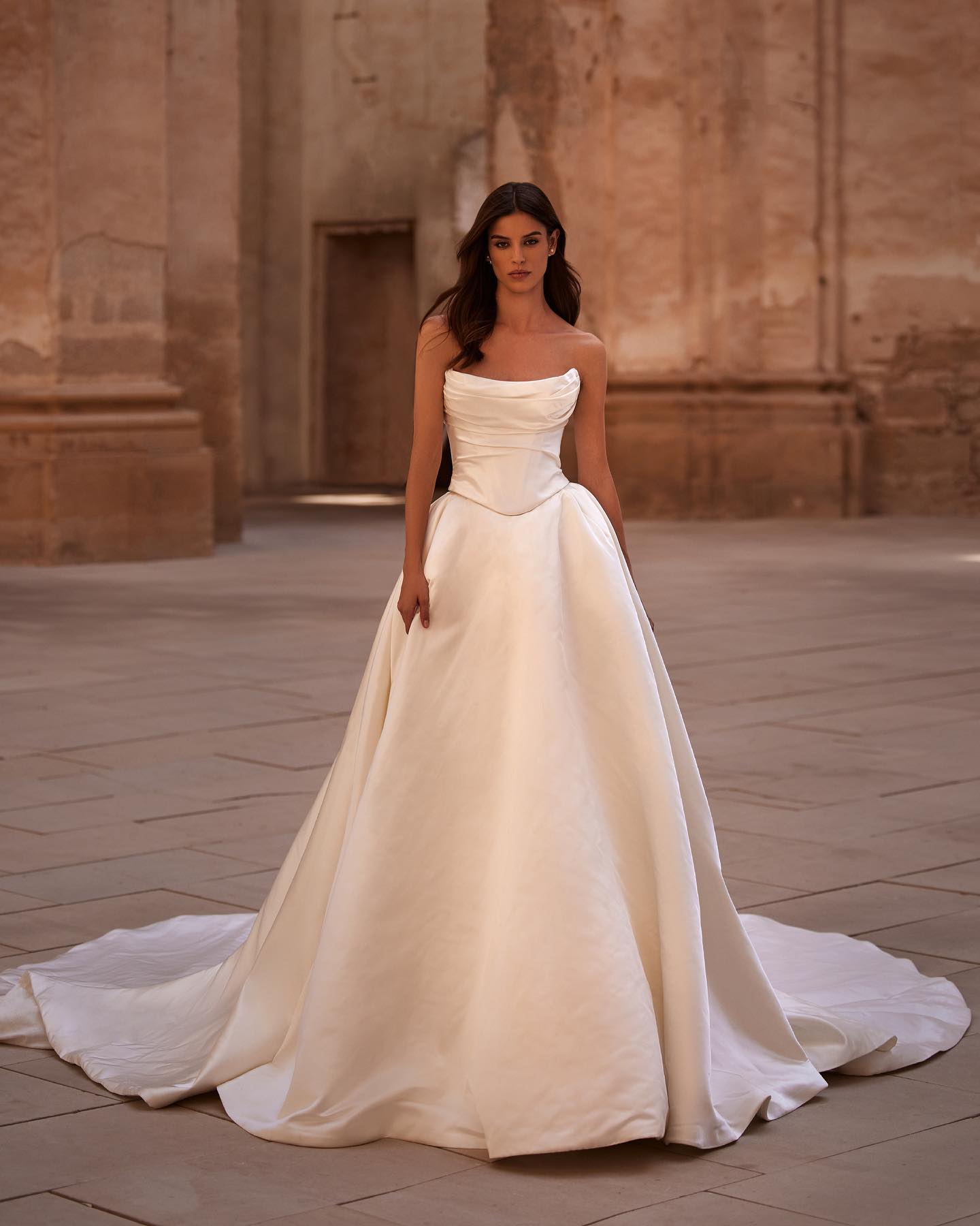Milla Nova A Line Dress Strapless Satin Backless Wedding Dresses Pleats Vestidos De Novia Sweep Train Designer Bridal Gowns 0515