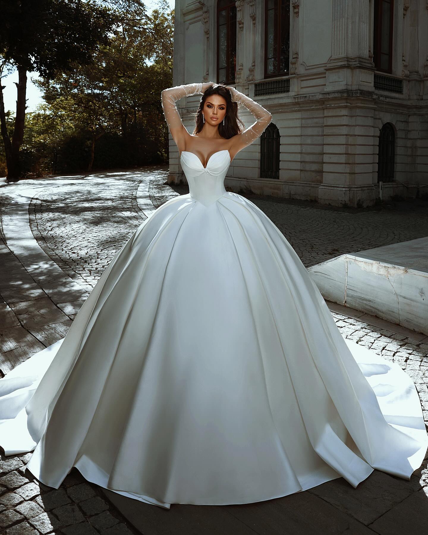 Ball Gown Vintage Dresses Sweetheart Backless Ruffle Wedding Dress Sweep Train Satin Designer Bridal Gowns S