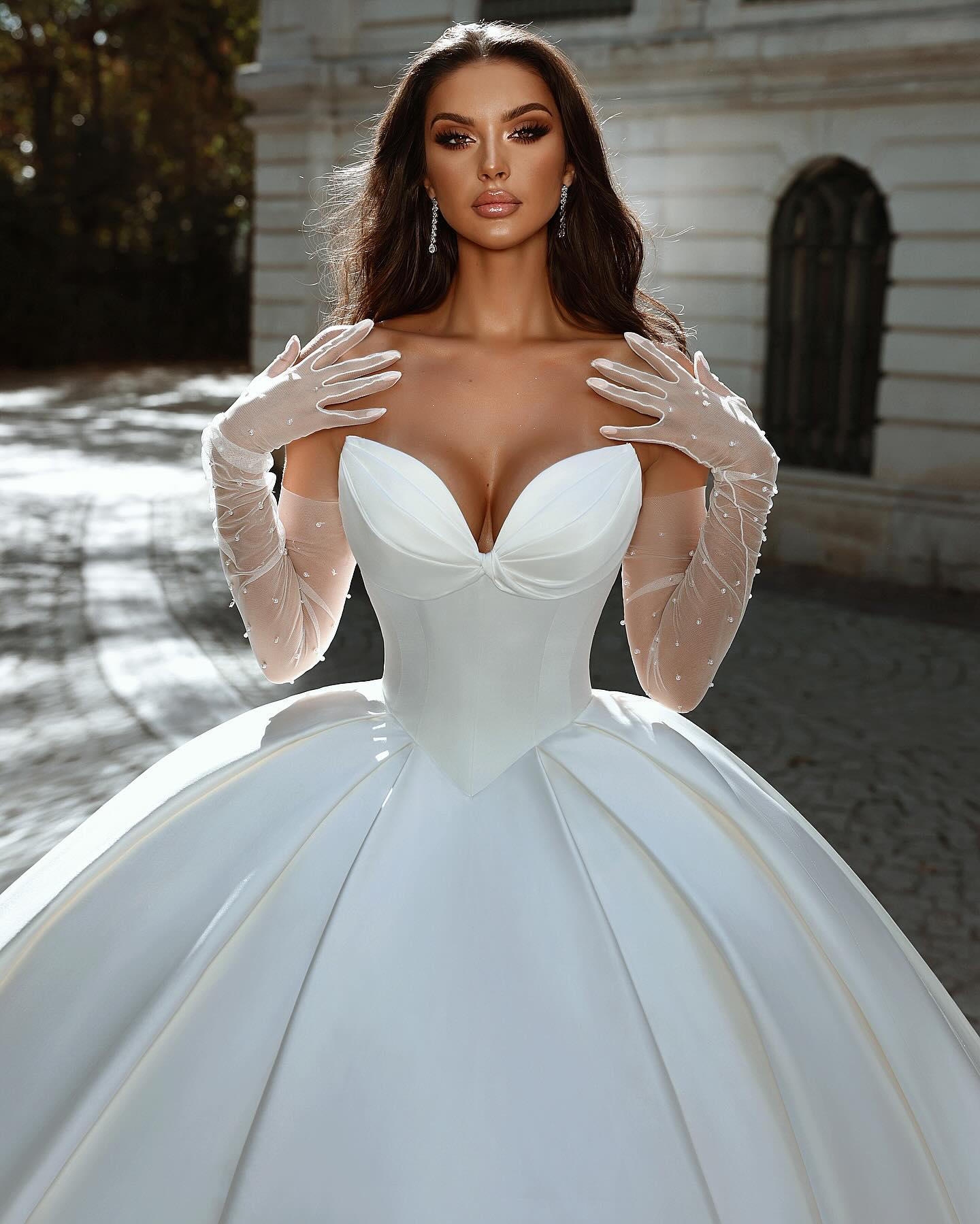 Ball Gown Vintage Dresses Sweetheart Backless Ruffle Wedding Dress Sweep Train Satin Designer Bridal Gowns S