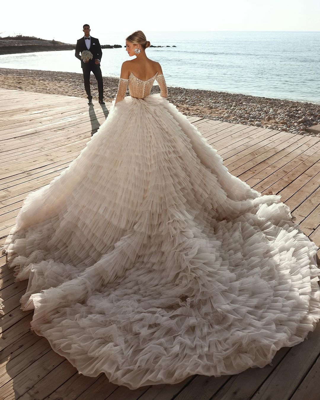 Vintage V Neck Wedding Dresses Ball Gown Glamorous Beading Puffy Ruffles Tiered Vestido De Noiva Custom Made Bridal Dress